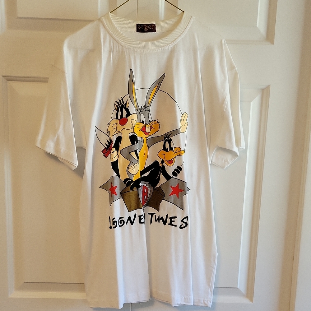 White Short Sleeve Looney Toons Tee Casual Style (Fits M/L )